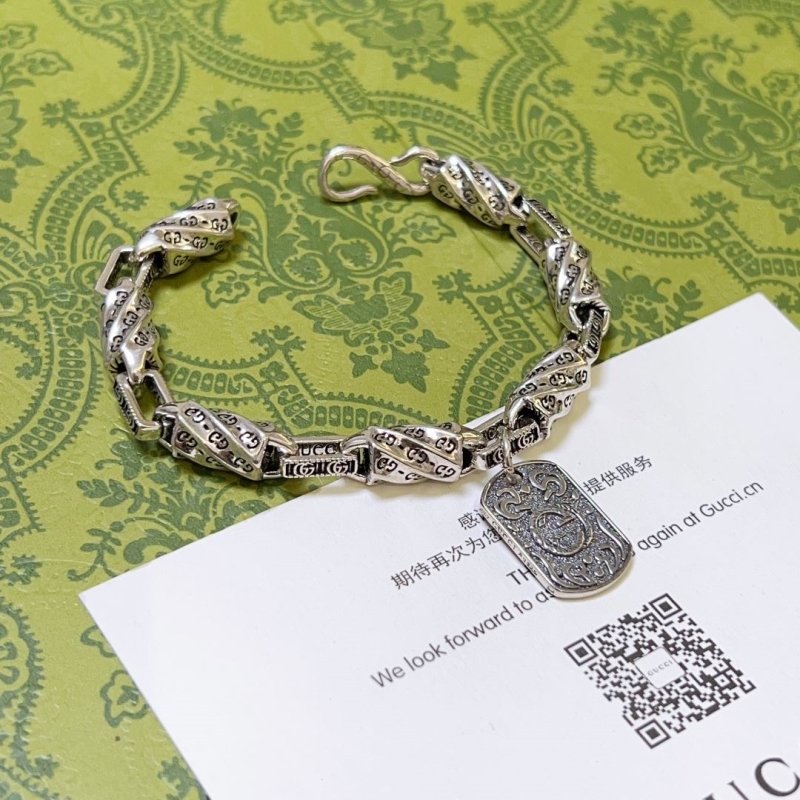 G*u*i bracelets